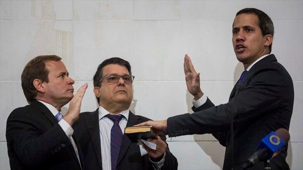 Juan Guaidó jura su cargo