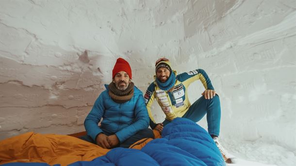 Álvaro Sanz y Alex Txikon dentro del iglú