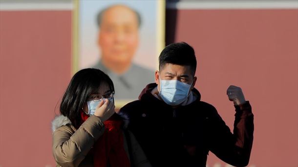 Dos personas, en Pekín, se protegen ante la "neumonía de Wuhan". Foto: EFE. 