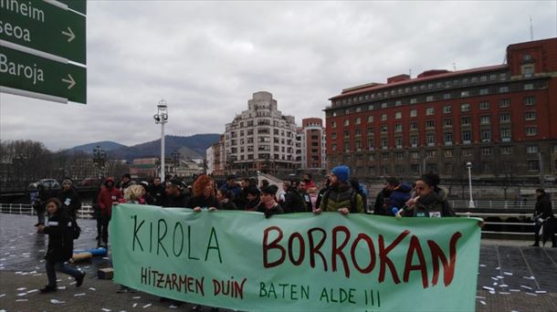 Manifestación de trabajadores del sector de locales y campos deportivos de Bizkaia. 
