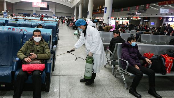Un operario desinfecta una zona de espera de la estación de tren de Nanchang. Foto: EFE