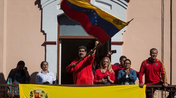 Maduro ondea la bandera de Venezuela.