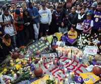 Centenares de personas recuerdan a Kobe Bryant a las puertas del Staples Center