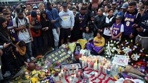 Centenares de personas recuerdan a Kobe Bryant a las puertas del Staples Center
