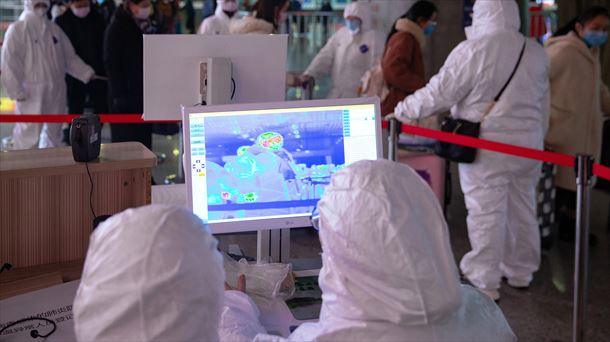 Médicos utilizan imágenes térmicas para revisar la temperatura de los pasajeros, por el coronavirus.