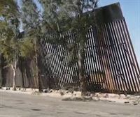 Trump Mexikoko mugan eraikitzen den hesiaren zati bat bota du haizeak