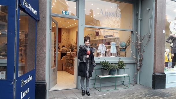 Amaia Arrieta frente a su tienda en Londres
