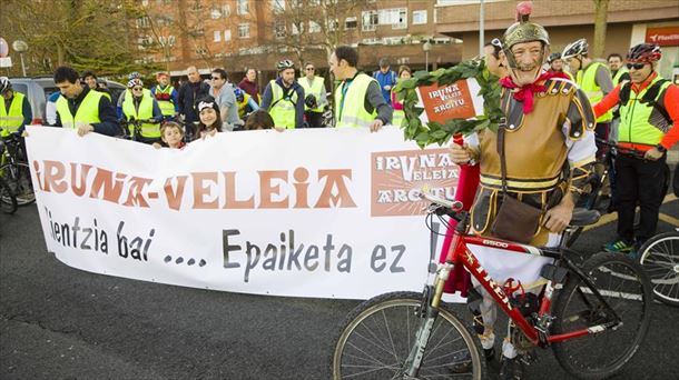 Marcha ciclista convocada por la plataforma Iruña-Veleia Argitu. Foto: EFE