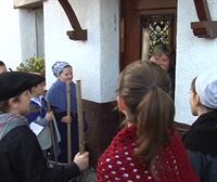Vecinos de Aduna cantan Santa Águeda, de caserío en caserío, como se hacía antaño
