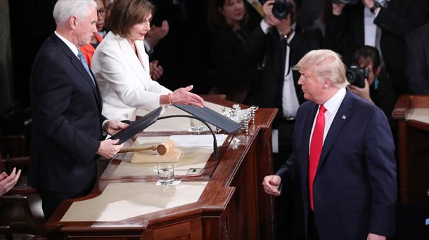 Donald Trump niega el saludo a la presidenta de la Cámara de Representantes, Nancy Pelosi.