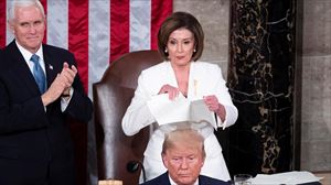 Pelosi rompe el discurso de Trump