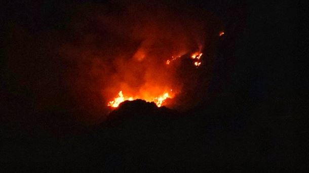 El incendio en la parte alta de la escombrera de Zaldibar (Bizkaia). Foto: @VOSTeuskadi