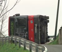 Herido leve un conductor de Bilbobus al volcar su autocar en Bilbao