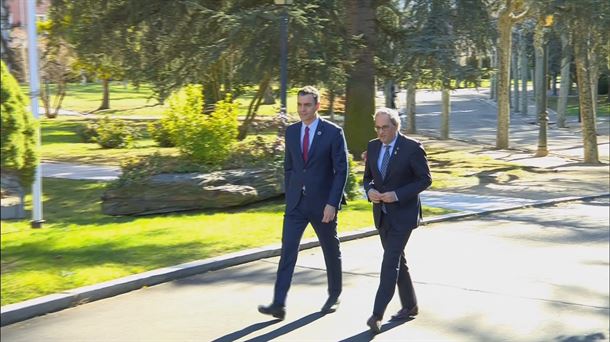 Pedro Sánchez and Quim Torra, in the gardens of La Moncloa