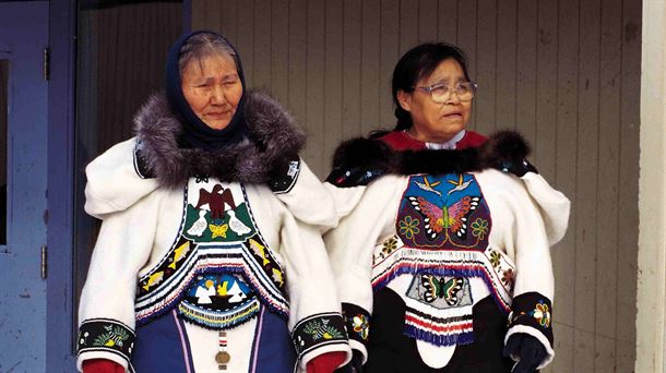 Practicantes del canto de garganta inuit. Wikipedia