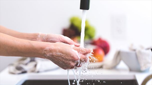 Lavarse las manos a fondo y con frecuencia es una de las medidas preventivas.