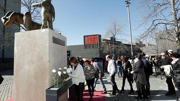 Uxue Barkos coloca un clavel junto al monumento a las victimas del terrorismo