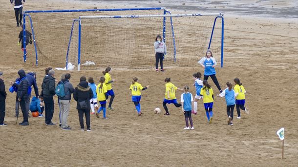Varias escolares juegan al fútbol en la playa Zarautz