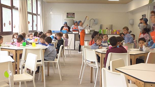 Niños en un comedor de una escuela pública de la CAV