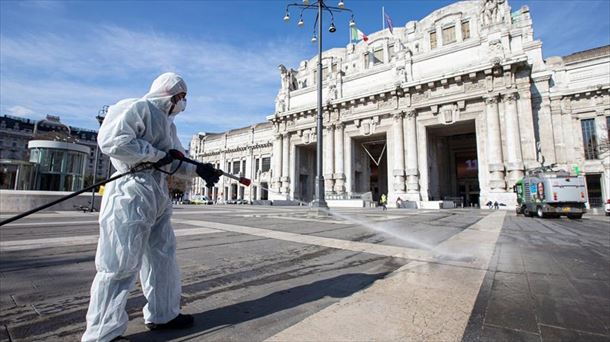 Una persona emplea desinfectante para hacer frente al coronavirus COVID-19 en Italia.