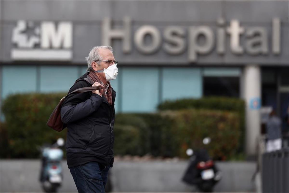 Un hombre con mascarilla junto al Hospial de La Paz de Madrid. Foto: EFE