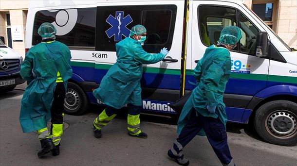 Sanitarios se llevan a un paciente en ambulancia