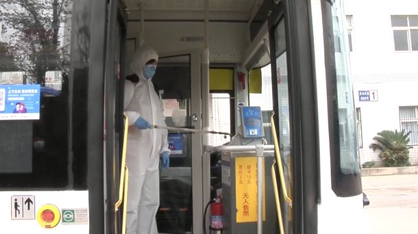 Desinfección de autobuses en China
