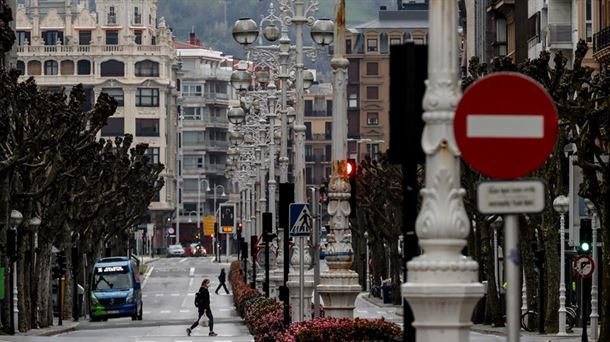 La avenida de la Libertad de San Sebastián prácticamente vacía.