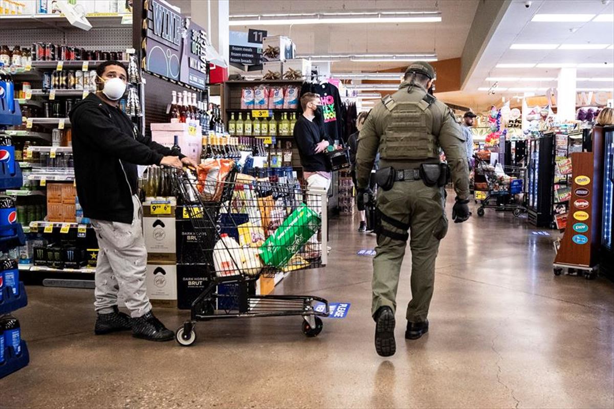Un policía recorre una supermercado de Los Ángeles. Foto: Efe.
