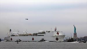 Llega a Nueva York el buque hospital ''USNS Comfort''