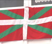 Un Aberri Eguna especial, con ikurriñas y banderas de Navarra en los balcones