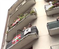 Los balcones y las ventanas también sirven para celebrar un emocionante Aberri Eguna