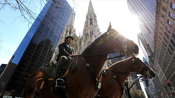 La policía patrulla a caballo por Nueva York, el estado más afectado por la pandemia