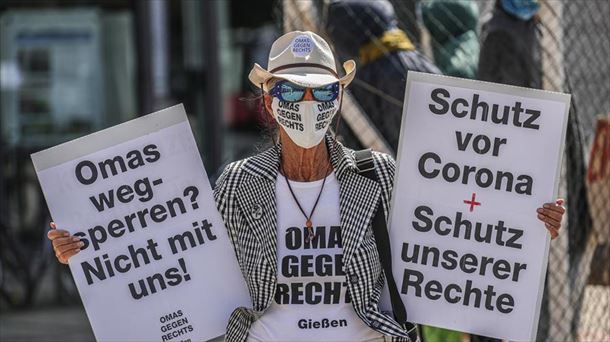 Un ciudadano alemán protesta por las restricciones aplicadas por el coronavirus