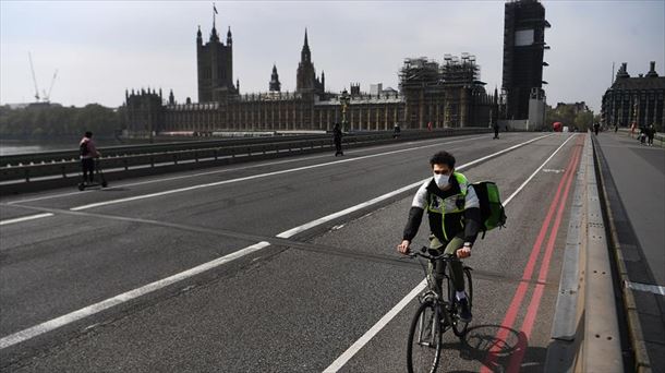 Un ciclista con mascarilla en Londres (Inglaterra).