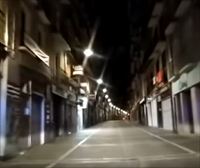 La Policía Foral hace el recorrido del encierro en una Pamplona vacía