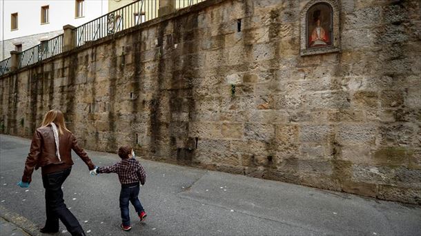 Un niño, con una persona adulta, en Pamplona. Foto: Efe