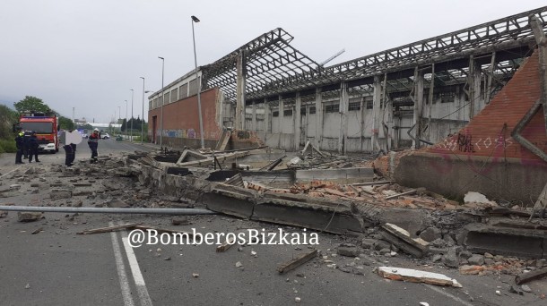 Cae la fachada de un pabellón industrial a la carretera en Leioa Leioa-pabaellon_foto610x342