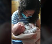 Después de superar el coronavirus, conoce a su hija un mes después de su nacimiento