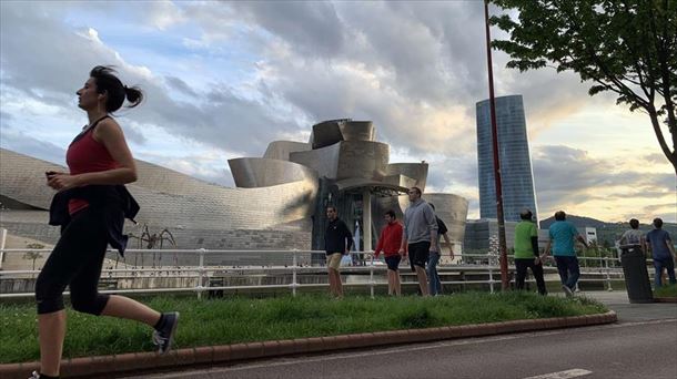 Guggenheim museoaren inguruan kirola egiten.