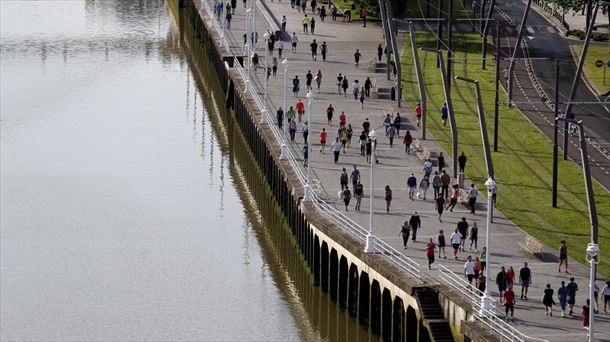 Multitud de personas paseando este fin de semana en Bilbao.