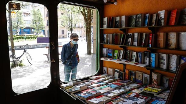 Una persona mira el escaparate de una librería cerrada en San Sebastián.