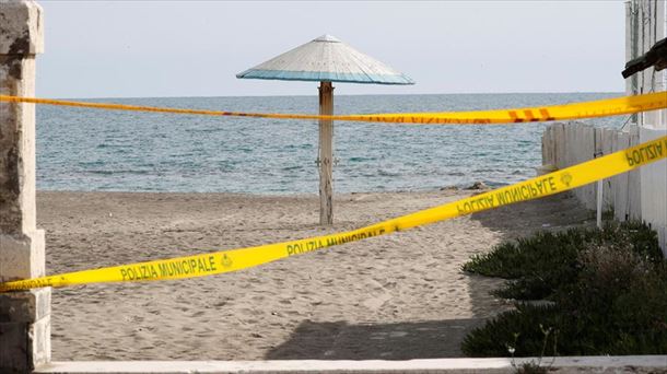 Imagen de una playa italiana, clausurada por el coronavirus