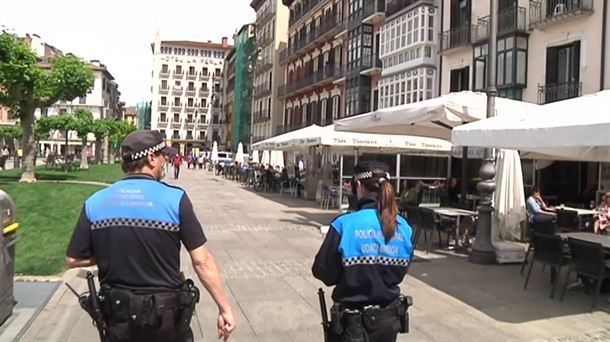 Imagen de archivo de dos agentes de la Policía Municipal de Pamplona