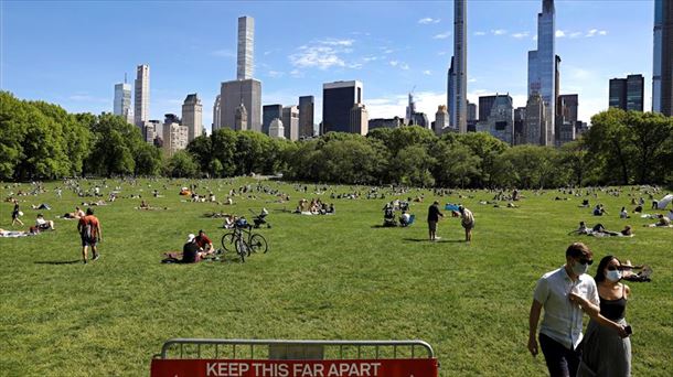 Una placa en un parque de Nueva York recuerda que debe mantenerse la distancia de seguridad.