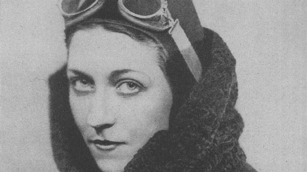 Amy Johnson hegazkin pilotua 1930eko argazki batean.