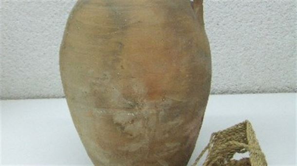El cántaro se toca con alpargata. Colección de Tono Reguera. Wikipedia