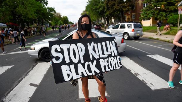 Una manifestante denuncia la violencia policial contra la comunidad negra.