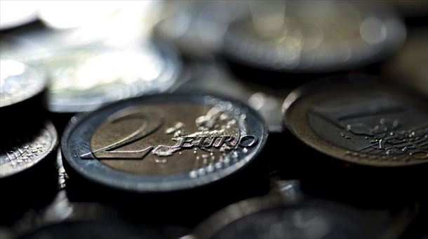 Imagen de monedas de uno y dos euros