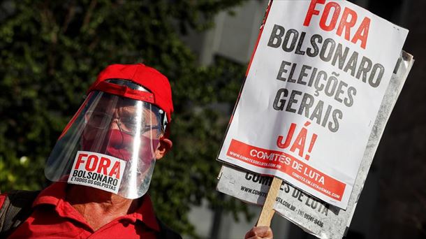 Manifestantes protestan contra el presidente Jair Bolsonaro, en el centro de Sao Paulo (Brasil). EFE